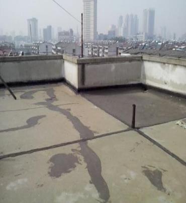 郑州金水区漏水维修 楼顶漏水是什么原因，楼顶漏水维修方法是什么?